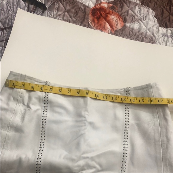 Chic White Mini Skirt with Stitch Detailing. Genuine leather. Asymmetrically - Picture 5 of 12